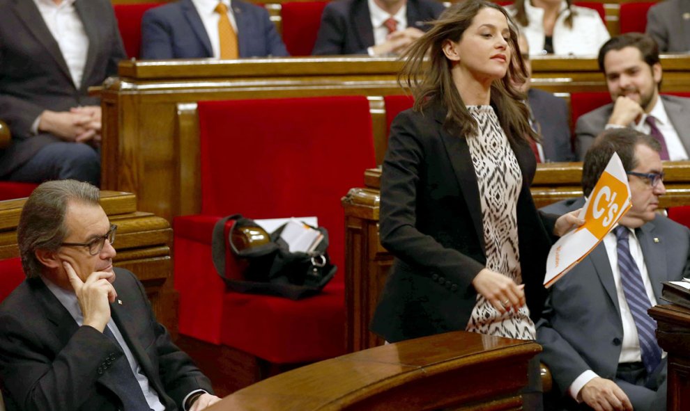 La diputada de Ciutadans, Inés Arrimadas, se dirige a la tribuna ante el presidente de la Generalitat en Funciones, Artur Mas. /EFE