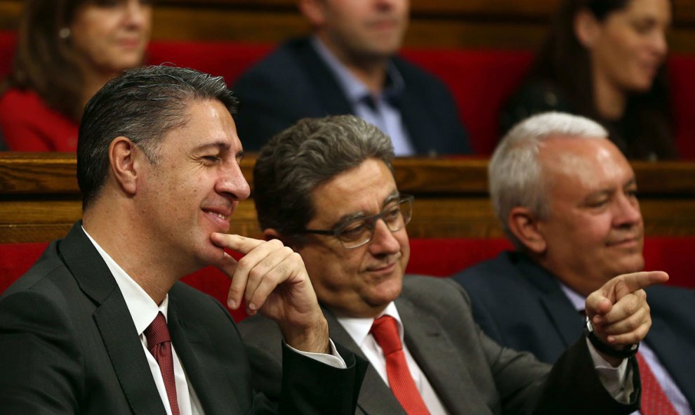 Los diputados del PPC, Xavier García Albiol (i), y Enric Millo (2i), durante el pleno del Parlament. /EFE