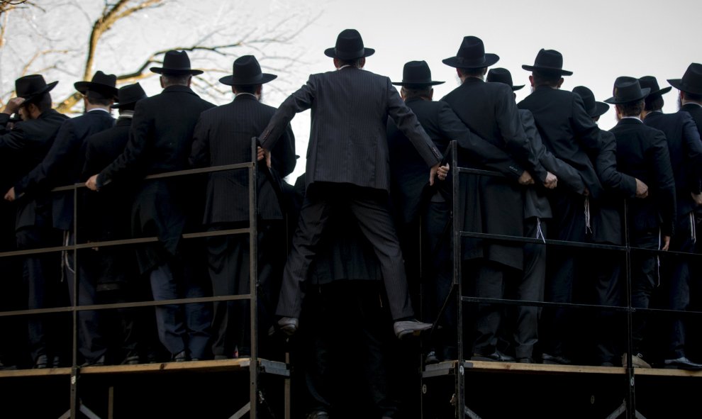Rabinos se reúnen para posar para una foto de grupo en frente de la sede central de Jabad -Lubavitch en el barrio de Brooklyn de Nueva York. REUTERS