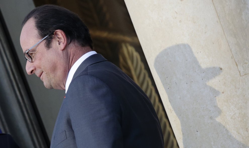 El presidente francés, Hollande habla con el gobernador militar tras un almuerzo de trabajo en el palacio del Elíseo en París. REUTERS