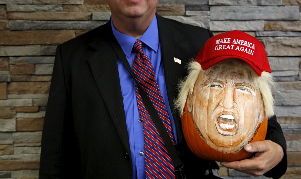 Un partidario del candidato presidencial republicano de Estados Unidos , Donald Trump tiene una calabaza pintada con la imagen del político. REUTERS
