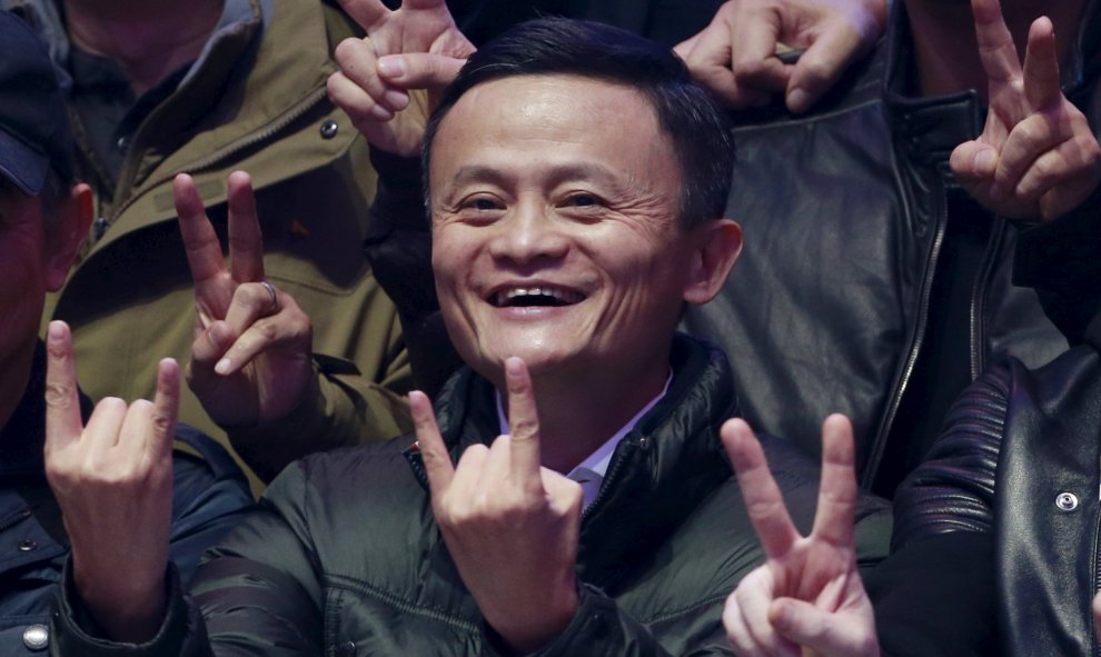 Fundador y presidente de Alibaba , Jack Ma, sonríe mientras posa con los asistentes después de ver los datos en tiempo real de las transacciones en el festival 11,11 comercial global de Alibaba Group en Pekín. REUTERS