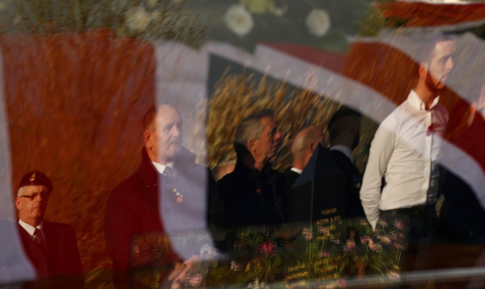 Los veteranos y miembros del público forman una guardia de honor en el funeral del veterano de la Segunda Guerra Mundial Tom Bryan en Stockport Crematorio , el norte de Gran Bretaña. REUTERS