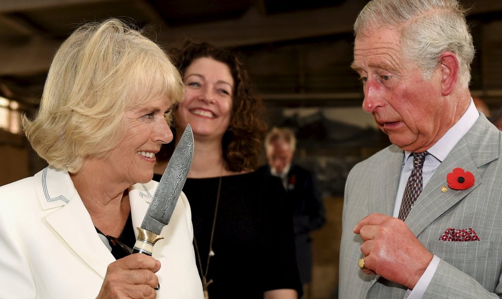 Príncipe Carlos de Inglaterra observa cómo Camilla , duquesa de Cornualles tiene un cuchillo en su visita a Seppeltsfield Bodega en Barossa Valley del sur de Australia. REUTERS