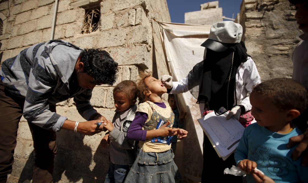 Médicos realizan una campaña de vacunas para niños en Saná, Yemen, en la que van de casa en casa vacunando a los niños para acabar con la polio. REUTERS/Khaled Abdullah