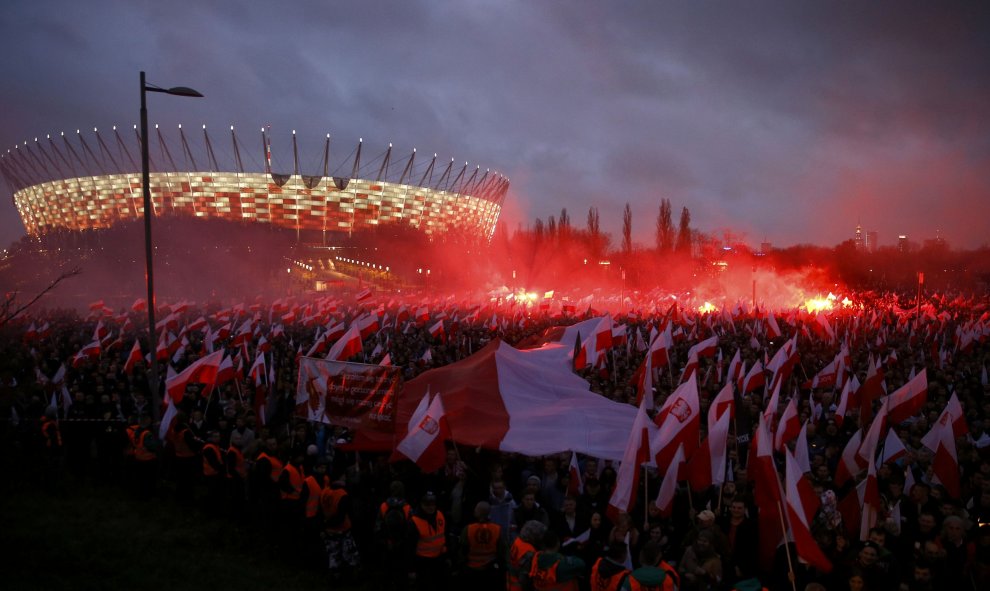 Un manifestación en Varsovia, Polonia. Los grupos nacionalistas que creen que los valores tradicionales polacos están bajo amenaza marchan cada año para conmemorar el aniversario de la independencia del país. REUTERS / Adam Stepien / Agencja Gazeta