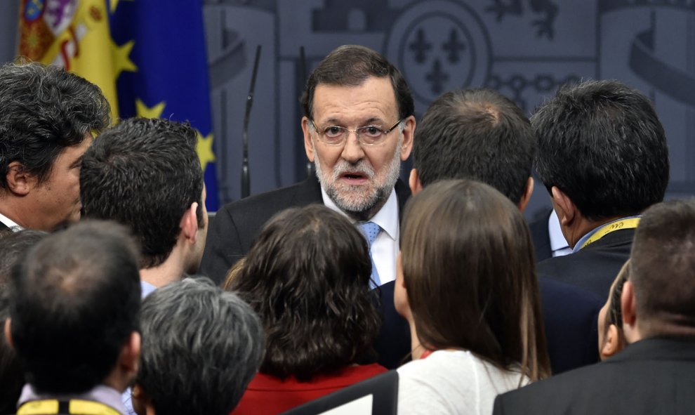 El presidente del Gobierno, Mariano Rajoy, conversa con los periodistas durante la rueda de prensa posterior al Consejo de Ministros que ha aprobado impugnar ante el Tribunal Constitucional la resolución secesionista del Parlamento de Cataluña. AFP / GERA