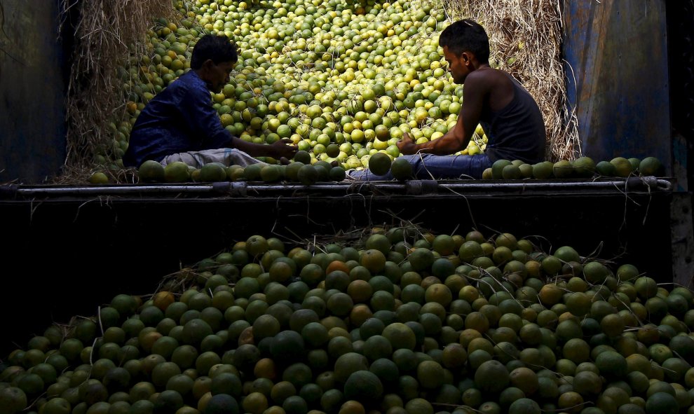 Trabajadores durante la descarga desde un camión en un mercado de frutas en Calcuta. REUTERS/Rupak De Chowdhuri