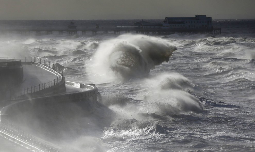 Una ola rompe frente a South Pier en Blackpool, al norte de Inglaterra. REUTERS/Phil Noble