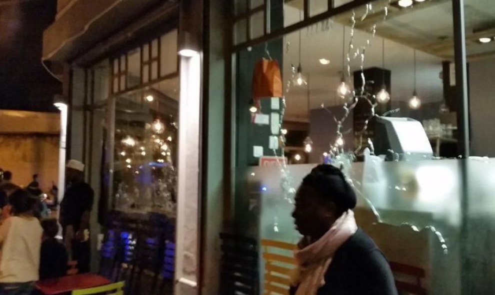 Cristales rotos durante el tiroteo en una cafetería cerca de la Plaza de la República de París.- TWITTER