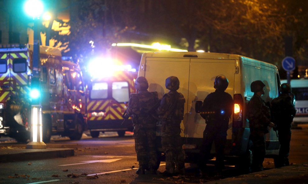La policía antidisturbios francesa asegura el área cerca de la sala de conciertos Bataclan tras un fatal tiroteo en un restaurante en París, Francia, 13 de noviembre de 2015. Hay rehenes en la sala.- REUTERS / Christian Hartmann