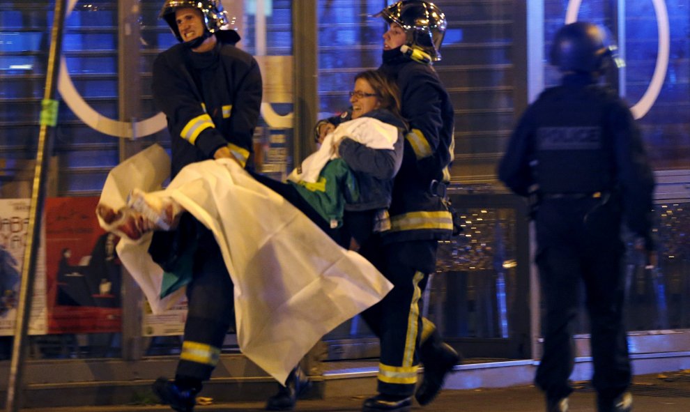 Bomberos franceses ayudan en las labores de atención a los heridos. REUTERS