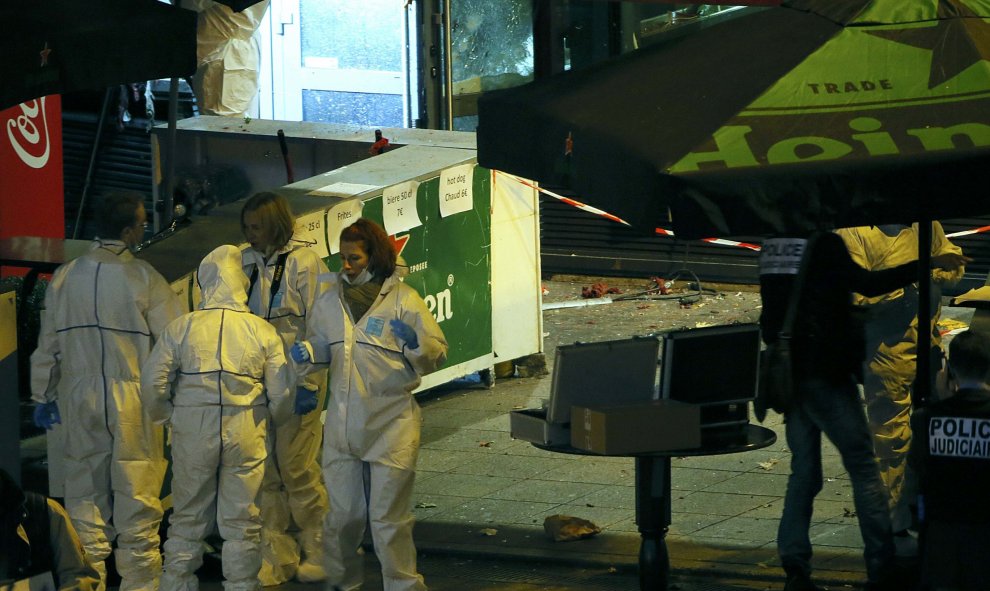 Investigadores de la Policía francesa trabajan en el exterior de uno de los establecimientos atacados durante los atentados yihadistas de París. REUTERS