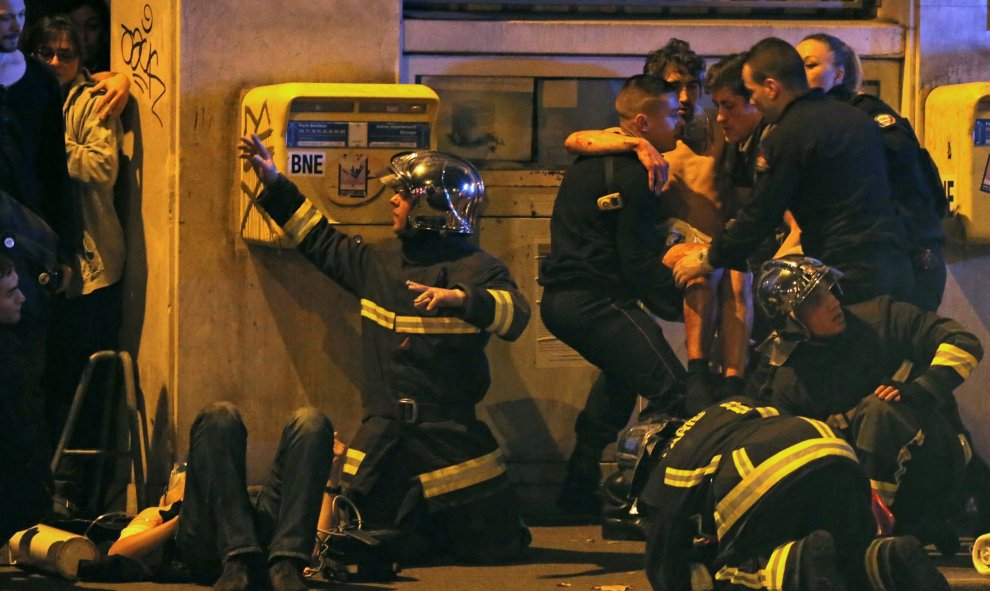 Bomberos franceses intervienen cerca de la sala de conciertos de Bataclan, uno de los objetivos de los terroristas yihadistas en los atentados de este viernes en Francia. REUTERS