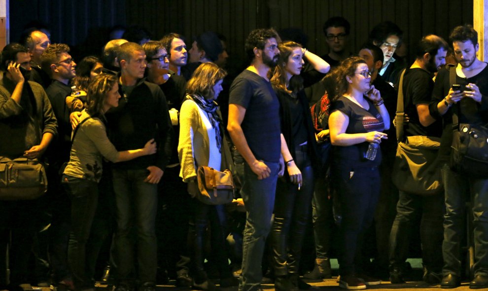 Decenas de personas observan el asalto de la Policía francesa al interior de la sala de conciertos donde los terroristas yihadistas mantenían a más de 100 rehenes. REUTERS