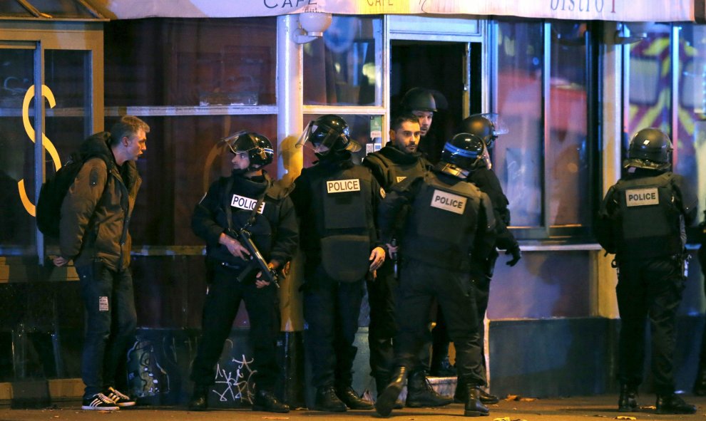 Policía francesa asegura un área cercana a la sala Bataclan, donde los terroristas habían tomado 100 rehenes. Los agentes los han liberado, pero informan de que han encontrado "una masacre" en el interior.