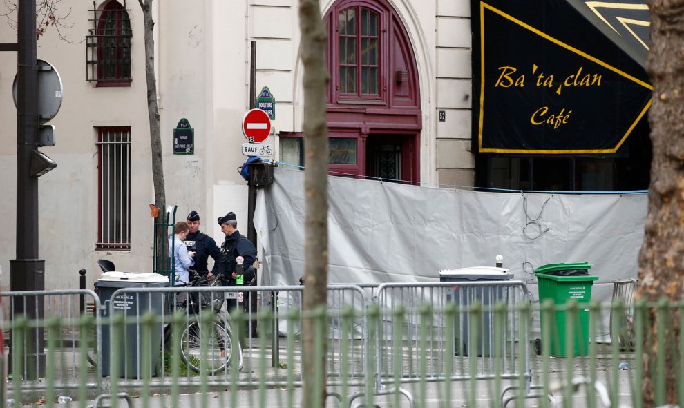 La Policía asegura el área cercana a la fachada de la sala Bataclan, donde los terroristas mataron a más de cien personas .-  REUTERS / Benoit Tessier