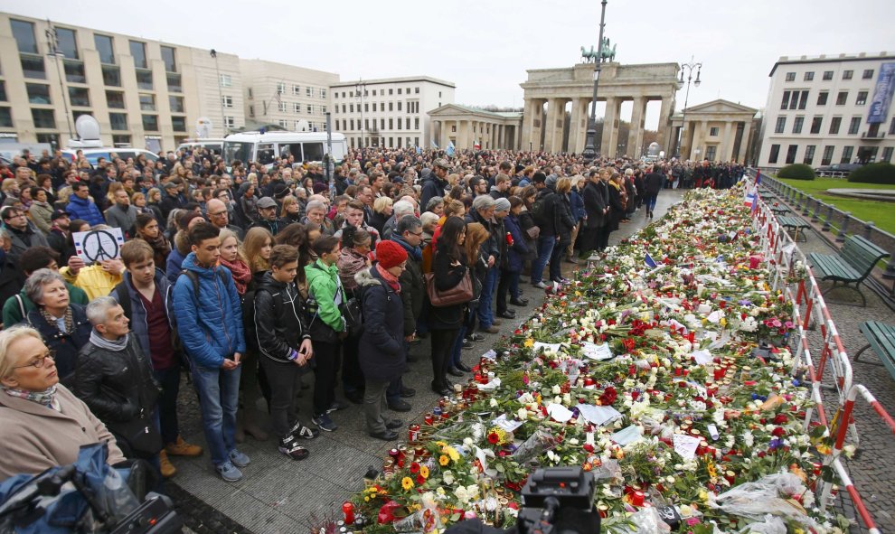 Minuto de silencio en homenaje a las víctimas de los ataques del viernes en París, en frente de la embajada francesa, cerca de la Puerta de Brandenburgo en Berlín, Alemania.- REUTERS