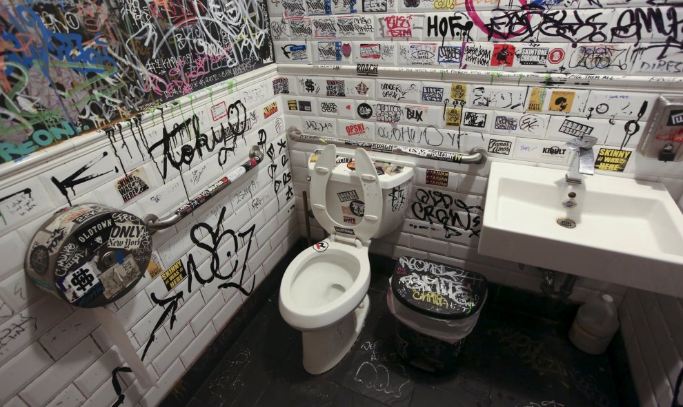 Pintadas en las paredes del aseso de un restaurante en el barrio neoyorquino de Brooklyn (EEUU). REUTERS / Shannon Stapleton
