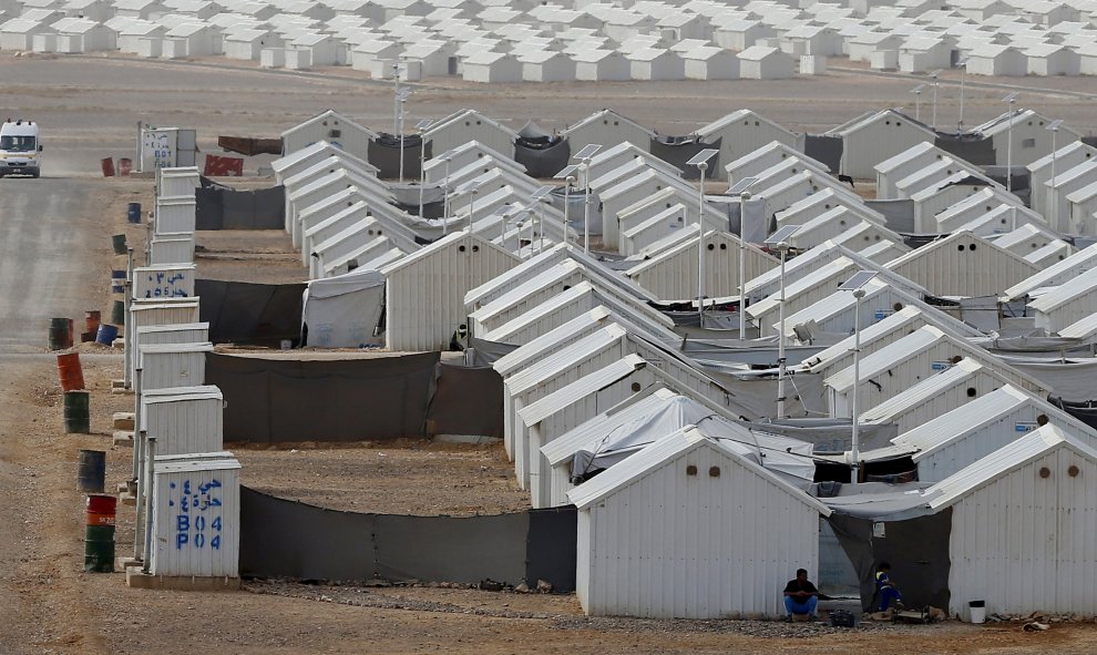 Los baños públicos de un campo de refugiados cerca de la ciudad de Al Azraq Azraq. REUTERS / Muhammad Hamed