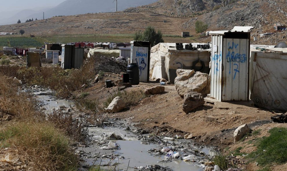 Los inodoros donados por UNICEF y World Vision cerca de las tiendas de campaña en un campamento de refugiados de Siria en el valle de Bekaa (Líbano). REUTERS / Jamal Saidi