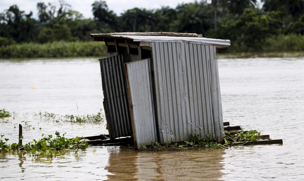 Un inodoro flota en el río Nun cerca de Yenagoa, en la región del delta de Nigeria (Nigeria). REUTERS / Akintunde Akinleye