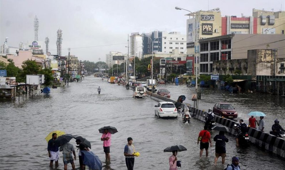 Un grupo de ciudadanos utiliza una barca para rescatar a aquellos que han quedado atrapados por las fuertes lluvias en la ciudad de Chennai (India). Al menos 55 personas murieron y unas 11.000 viviendas fueron destruidas por las fuertes lluvias caídas dur