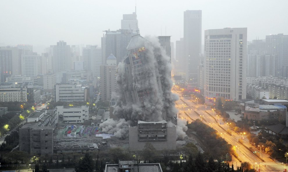 Un edificio se derrumba durante una demolición controlada para dar paso a un nuevo centro comercial en Xi'an, provincia de Shaanxi (China). El edificio de 118 metros de altura, que fue tomada por 1,4 toneladas de explosivos en Xi ' una, se informó de que,