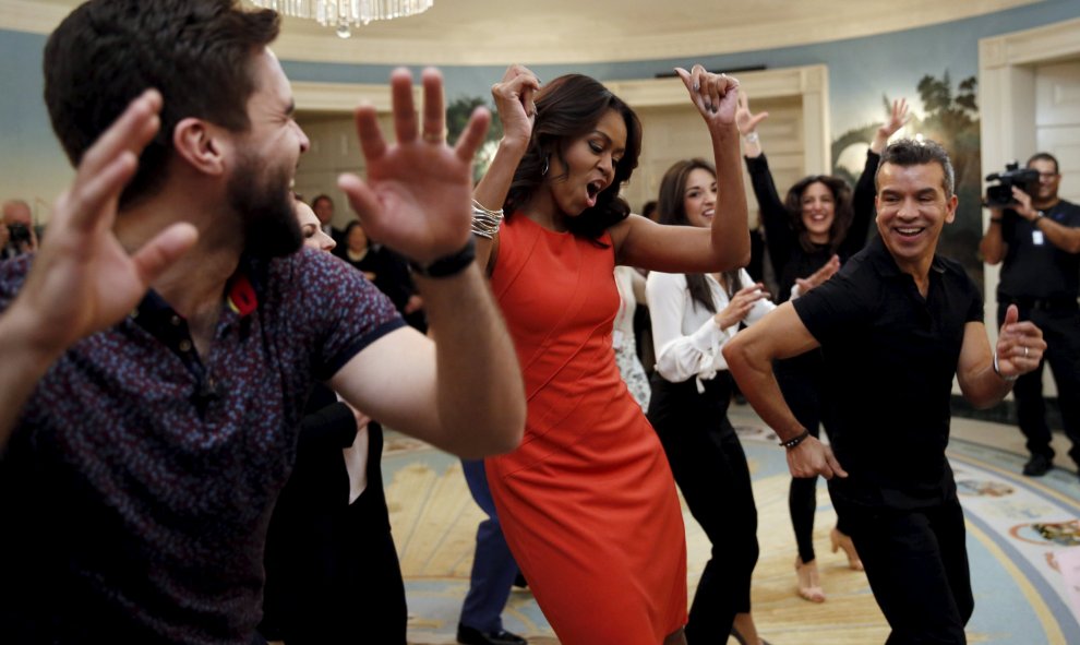 La primera dama Michelle Obama hace el Conga con el actor Josh Segarra y coreógrafo Sergio Trujillo durante un taller estudiantil en honor a la historia de Broadway en la Casa Blanca, Washington. REUTERS / Kevin Lamarque