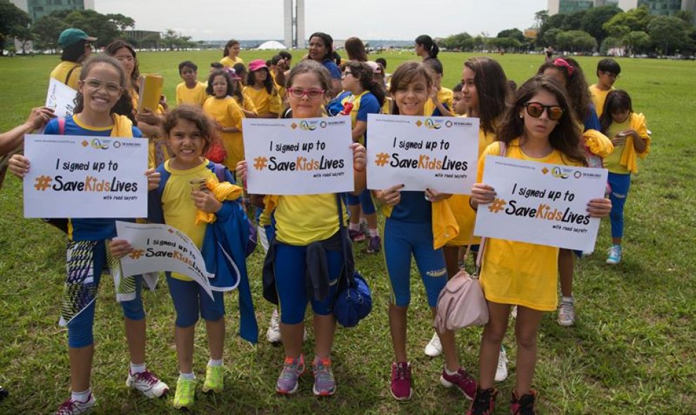 Niños se congregan hoy, lunes 16 de noviembre de 2015, para demandar acciones que permitan reducir las muertes por accidentes de transito en el mundo, un asunto que será debatido esta semana en Brasilia, durante la II Conferencia Global sobre Seguridad Vi