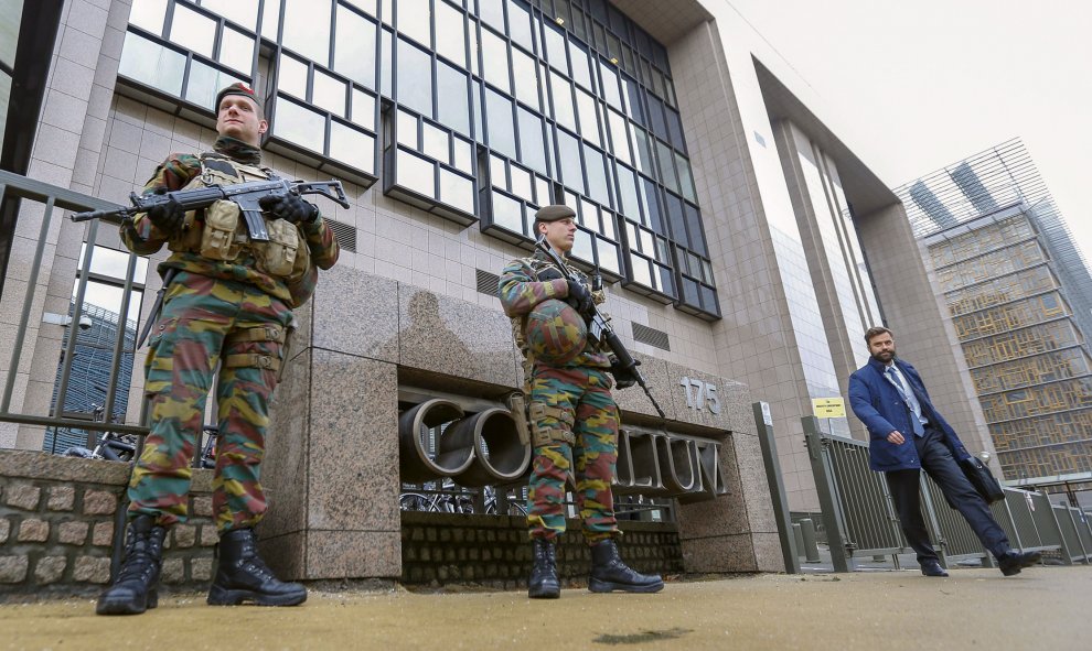 Soldados vigilan la entrada a la sede del Consejo Europeo en Bruselas (Bélgica). REUTERS/Yves Herman