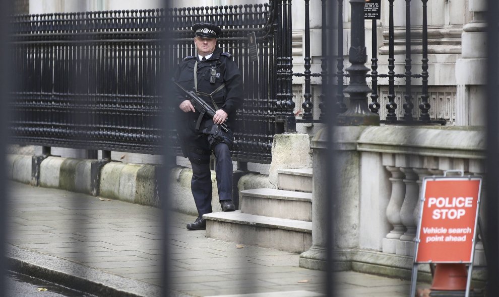 Un policía británico vigila las inmediaciones de Downing Street. REUTERS/Paul Hackett