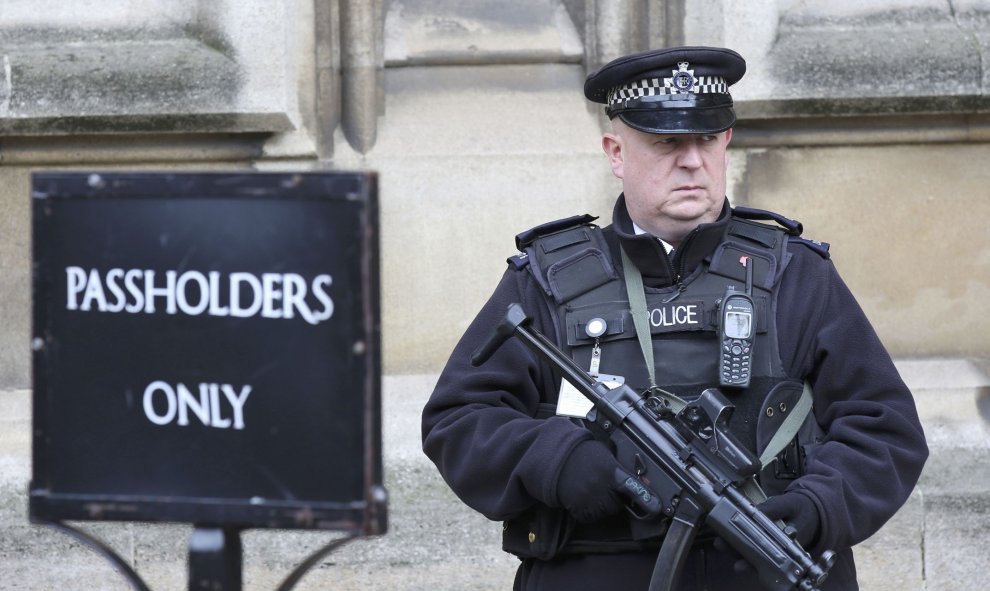 Un policía custodia la entrada al Parlamento británico. REUTERS/Paul Hackett