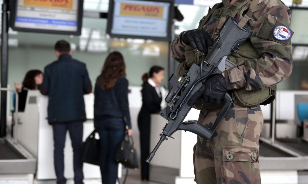 Un soldado en el aeropuerto de Niza, tras los atentados de París. REUTERS/Eric Gaillard