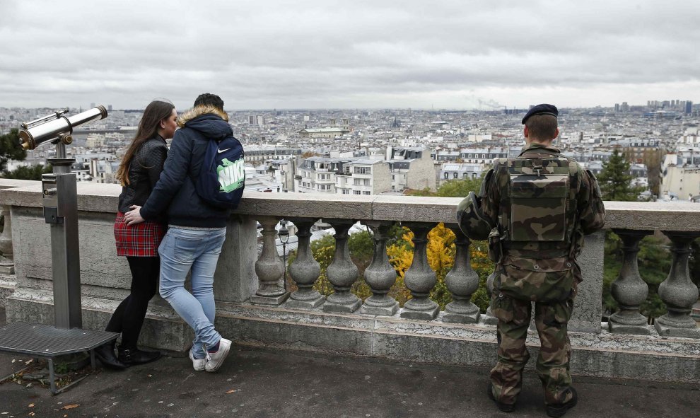 Un soldado en los exteriores de la Basílica del Sagrado Corazón de París. REUTERS/Benoit Tessier