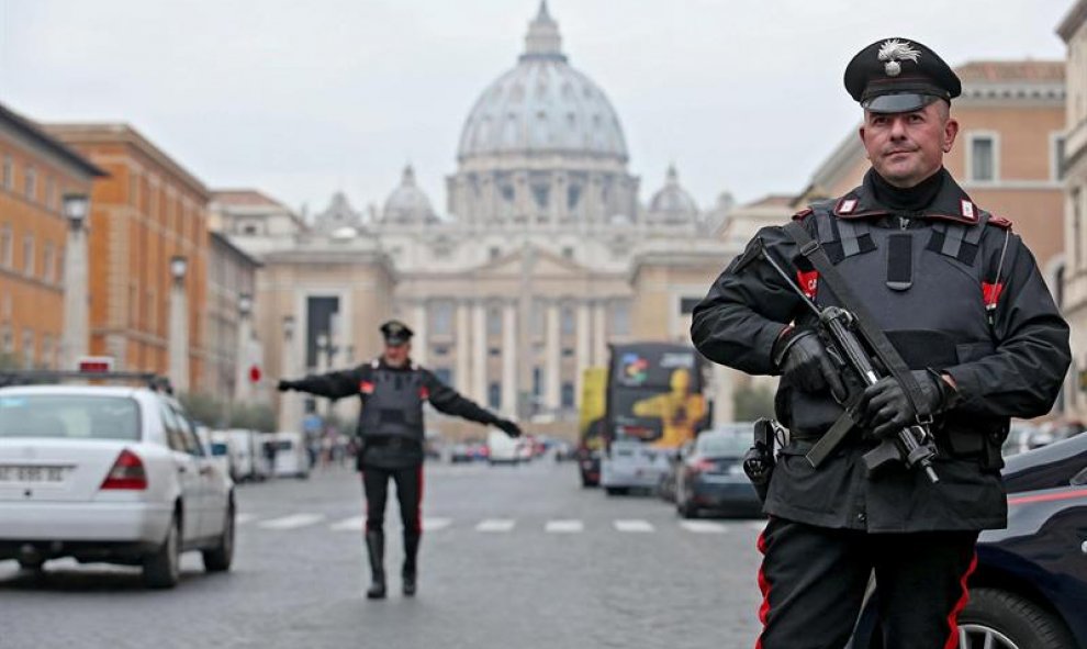 Agentes de policía italianos patrullan junto a la plaza de San Pedro en Roma, Italia. EFE