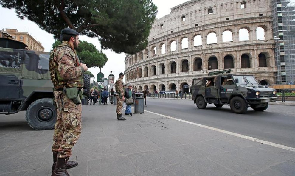 Soldados permanecen en guardia ante el Coliseo en Roma, Italia. EFE
