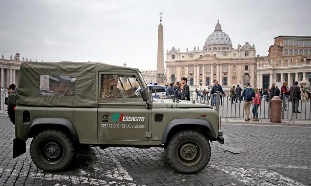 Soldados patrullan junto a la plaza de San Pedro en Roma, Italia. EFE
