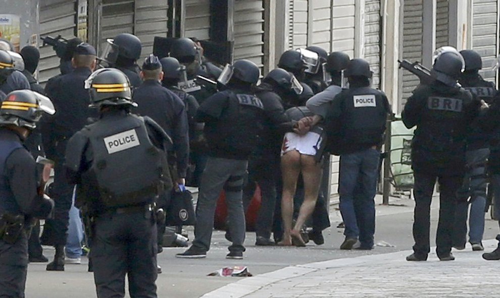 Uno de los detenidos sale a la fuerza del piso de Saint Denis.- REUTERS.