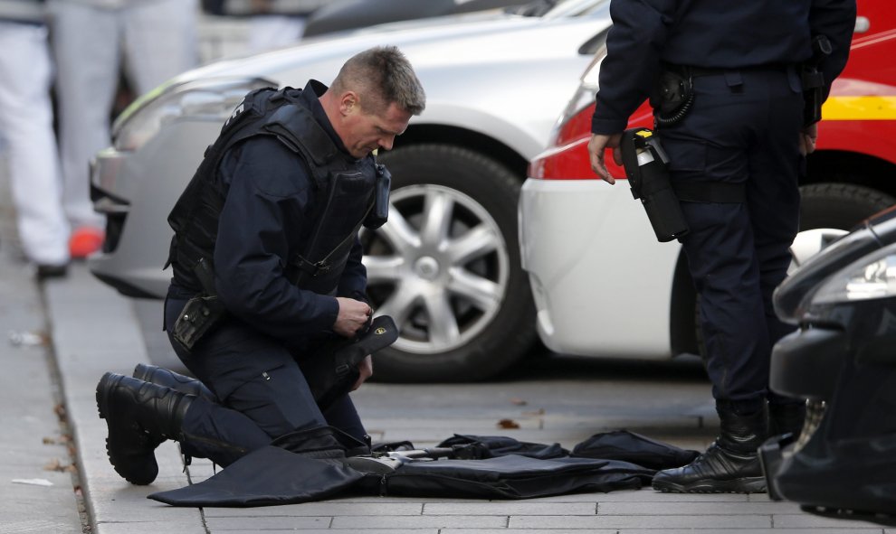 Un policía prepara su equipo durante una operación en Saint Denis cerca de París.- EFE