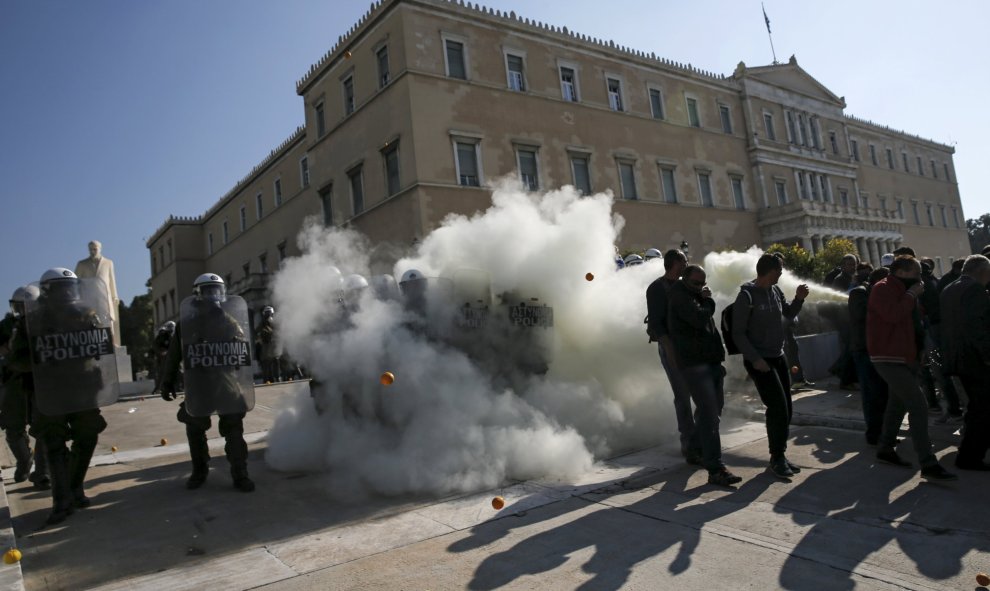 La policía griega echó gas lacrimógeno a protestantes que se manifestaban frente al parlamento de Atenas por la última subida de impuestos. REUTERS/Alkis Konstantinidis