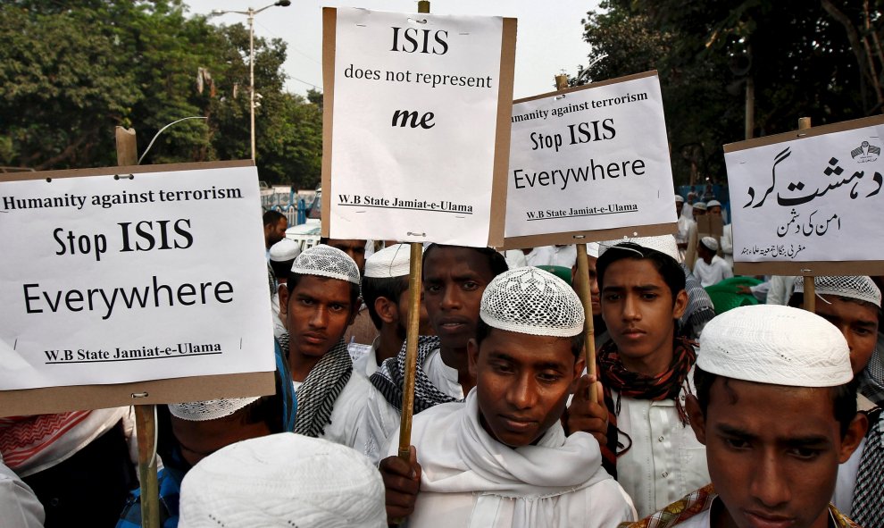 Activistas de un grupo musulmán sujetan pancartas en una manifestación en contra de los ataques de París, en Calcuta, India. REUTERS/Rupak De Chowdhuri