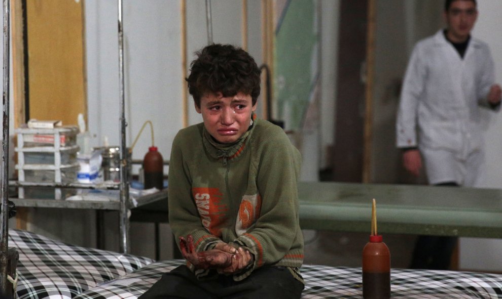 Un niño sirio herido llora en un hospital improvisado tras un ataque aéreo reportado por las fuerzas gubernamentales en la zona controlada por los rebeldes de Douma, al este de la capital Damasco, el 18 de noviembre de 2015. AFP/ABD DOUMANY
