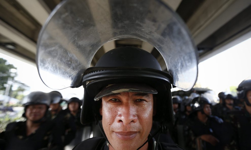 Un soldado se prepara para vigilar una manifestación en contra de la celebración de la Cumbre del Foro de Cooperación Económica Asia-Pacífico (APEC) en Manila (Filipinas) hoy, 18 de noviembre de 2015. Líderes de 21 países asisten hoy en Manila a la Cumbre