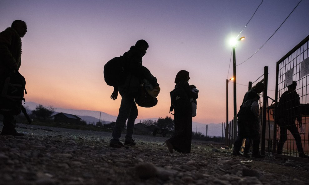 Migrantes y refugiados entraban anoche en un campo de registro después de cruzar la frontera entre Grecia y Macedonia cerca de Gevgelija. AFP / DIMITAR DILKOFF