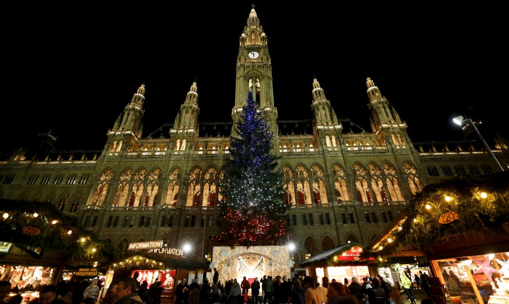 Un árbol de Navidad iluminado con los colores azul, blanco y rojo de la bandera nacional de Francia en homenaje a las víctimas de los ataques del viernes pasado en París, delante del ayuntamiento en Viena, Austria, 19 de noviembre de 2015. REUTERS / Leonh
