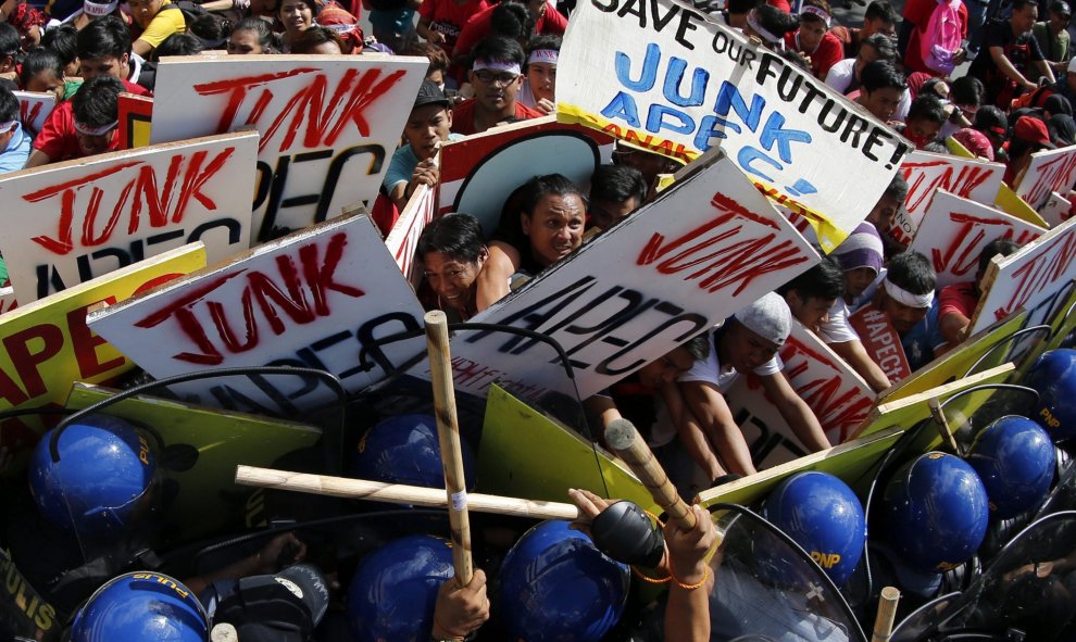 Manifestantes se enfrentan con la policía en una protesta contra la cumbre de APEC hoy, jueves 19 de noviembre de 2015, en Manila (Filipinas)./EFE