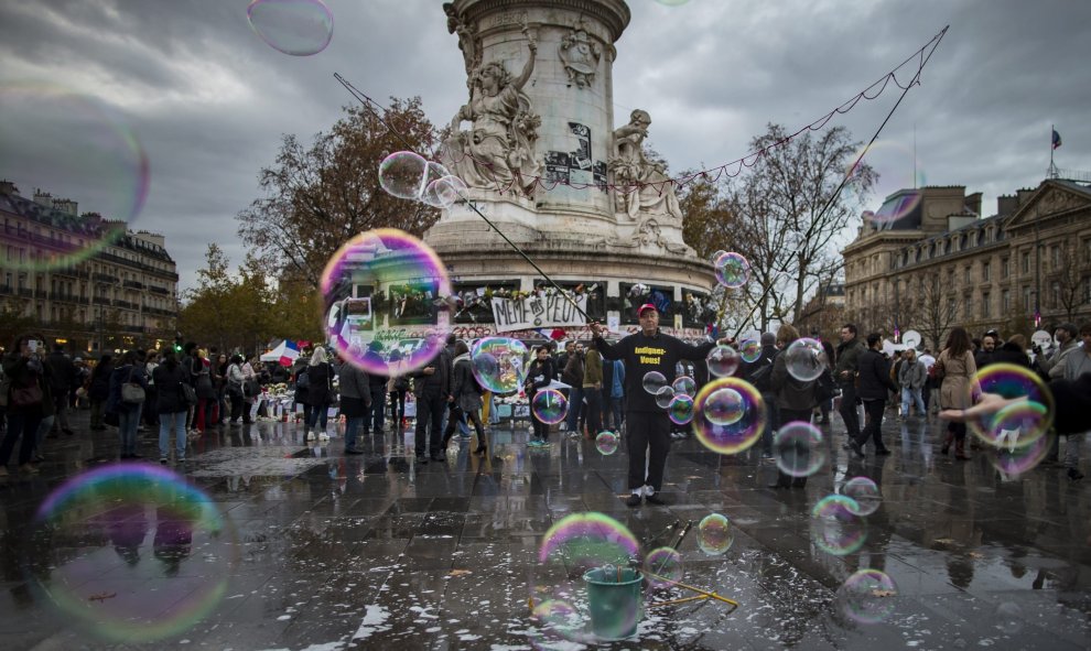 Un hombre hace pompas de jabón en la Plaza de la República en París, Francia. EFE/Ian Langsdon