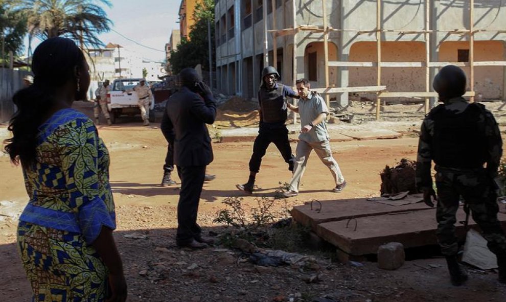 Un rehén es escoltado por personal militar de Mali a su salida del hotel de lujo Radisson Blu en Bamako, Mali, EFE/Str