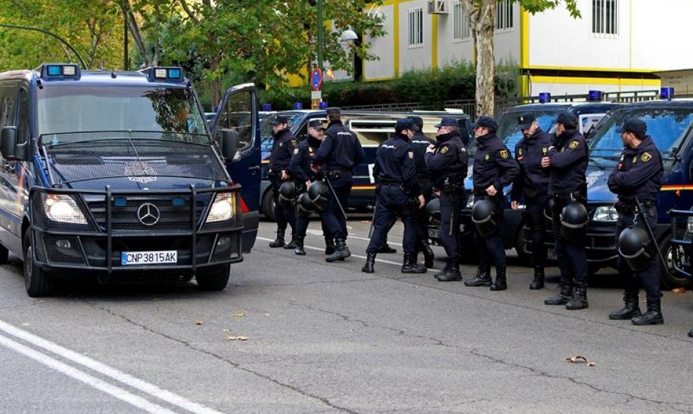 Varios efectivos de la Policía Nacional vigilan los alrededores del Santiago Bernabéu. EFE/Víctor Lerena